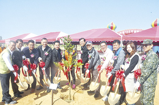 植樹節活動昨在金寧鄉古寧頭沙崗安東一營區旁舉辦,縣長楊鎮浯帶領軍民及學生共襄盛舉,也頒獎表揚綠美化有功團體。(李金鎗攝)