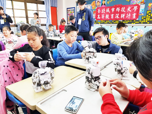 臺北城市科技大學機器人團隊來金舉辦「古寧國小、寧中小機器人研習營」。（李金鎗攝）