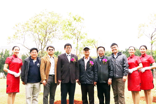 金門大學邀請著名詩人總統府資政吳晟到校植樹暨演講,金大校長陳建民(左四)和吳晟(右五)等人合影。(許加泰攝)
