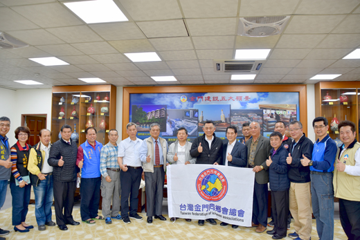 台灣金門同鄉會總會長李台山昨率旅台17個金門同鄉會拜會縣長楊鎮浯，除了提出多項建議案，也就金門在兩岸的關係與定位和楊鎮浯縣長交換意見。（翁維智攝）