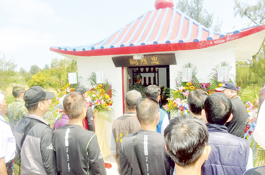 中華民國陸軍海龍蛙兵退役人員協會和金門兩棲營6日於溪邊海龍忠烈祠舉行「兩棲忠誠烈士入祀安位」活動。(陳冠霖攝)