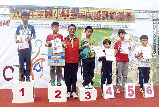 金鼎國小許恩瑞（左一）在中男組抱回冠軍。（參賽選手家長提供）