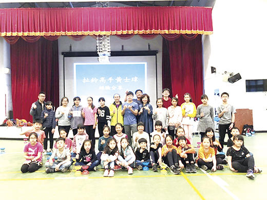 扯鈴頂尖高手黃士瑋，受邀抵達金鼎國小指導校內學生扯鈴。（李金鎗攝）