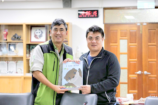 文化與生態的結合，金門迎城隍前進北市動物園，日前金城鎮長李誠智（右）與北市動物園長金仕謙（左）相見歡。
（金城鎮公所提供）