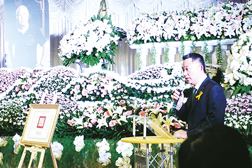 金門籍藝術家、國家文藝獎得主李錫奇昨在台北舉行告別式：金門縣長楊鎮浯致詞悼念。（李有忠提供）