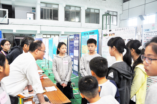 「金門地區第59屆中小學科學展覽會」昨日在金城國中體育館登場，全縣中小學學生計有127件作品參與七大類的比賽角逐各組優勝，並由評審現場聽取參賽學生針對作品進行報告和說明。
（李增汪攝）