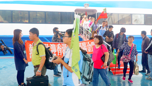 香港旅行團昨日抵金,進行兩天一夜旅行。(許峻魁攝)