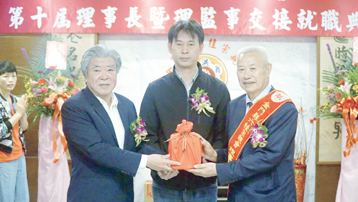 社會處副處長李文堆(中)主持第十屆六桂宗親會理事長交接,新任理事長翁國團(右)自原任理事長方天吉(左)手中接下印信。(許峻魁攝)