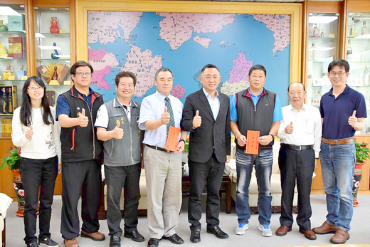 縣長楊鎮浯昨日上午接見全國模範勞工當選人許水團與全國總工會模範勞工當選人許國輝等兩人，除致贈程儀，並對兩人投入地區命脈產業的傑出表現表示肯定。（李增汪攝）