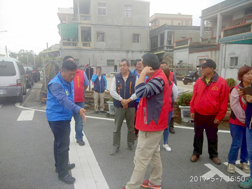 金寧鄉長楊忠俊(左一)陪同鄉代表了解地方建設。(許加泰攝)