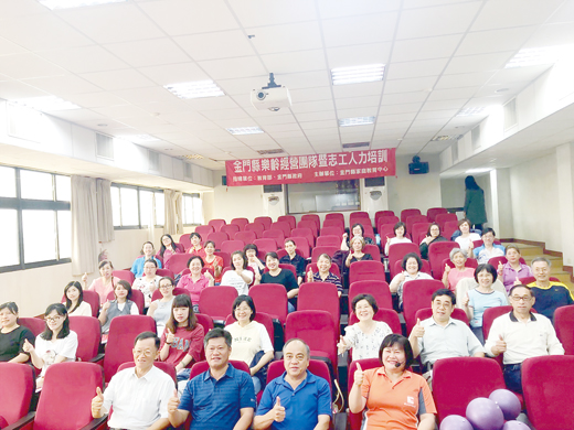 金門縣家庭教育中心辦理樂齡學習核心課程-樂活體適能指導志工培訓課程。(李金鎗攝)