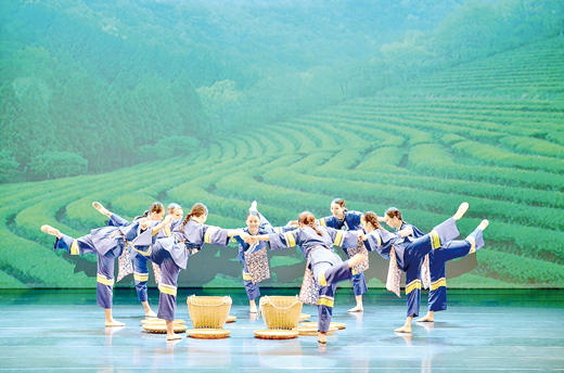 美江舞蹈團和棠風舞蹈團合作，將於6月1日為鄉親呈現創新舞作「細妹詩篇—藍衫」。
（文化局提供）