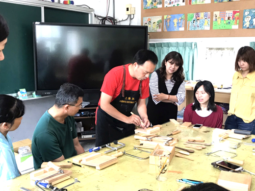 古寧國小辦理「木工生活玩家工作坊」教師增能研習，藉由動手實作精進教師課堂的教學能力。（李金鎗攝）