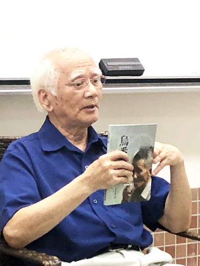 陳長慶到金門大學和學生分享他的創作歷程。(閩南文化協會提供)