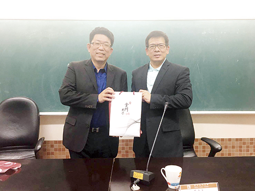 金大與台灣微軟公司建立雙方策略合作夥伴關係，金大校長陳建民（右）贈紀念品。（許加泰攝）