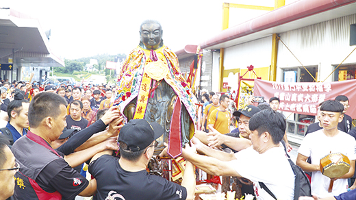 金門平安祈福季,廈漳泉玄天上帝等十七間宮廟,組團來金襄盛,眾人協助將神尊金身安座。(許峻魁攝)