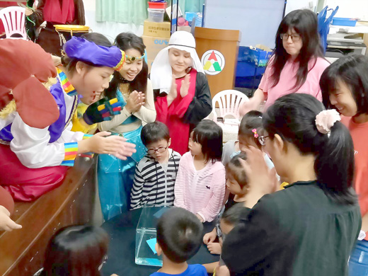 屏東大學幼幼劇場「飛進阿拉丁的魔幻世界」昨假安瀾國小演出,幼兒園至三年級學生齊聚一堂欣賞,參與科學互動,與演員伴隨劇情唱和,全場融為一體,共譜一齣充滿知識內涵又生動有趣的戲劇。(安瀾國小提供)