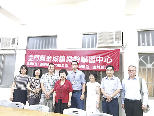 監委江綺雯(左四)前往古崗社區了解樂齡開辦狀況。(古崗社區提供)