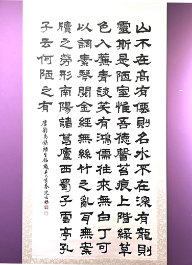 金門縣書法學會會員作品展「篆有大小隸八分」,藉由展覽展示漢字於歷史的長河中之轉變,有些隸書作品仍保留篆書的書寫特色。(詹宗翰攝)