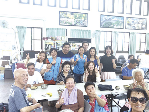 監察委員江綺雯至烈嶼鄉樂齡學習中心青岐分拓點訪視,聽取簡報了解辦理樂齡業務概況。(烈嶼鄉公所提供)