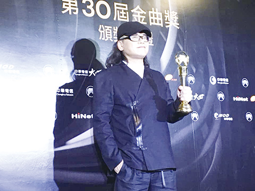第30屆金曲獎，來自金門的歌手流氓阿德以專輯《溫一壺青春下酒》獲得最佳台語男歌手獎。（翻攝洗耳恭聽all ears臉書）
