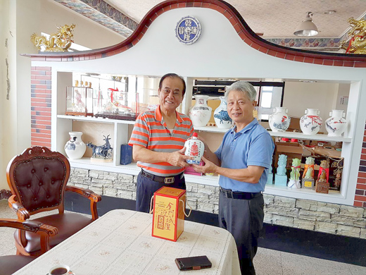 金門榮民服務處處長呂媽定拜會宏玻陶瓷有限公司董事長顏達仁。
(金門榮服處提供)