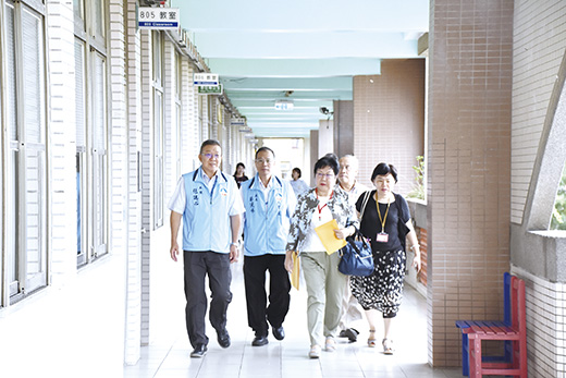 監試委員陳小紅在參議張瑞心、人事處長蔡流冰及金城國中校長許維民的陪同下巡視考場,並到試務中心慰問擔任試務人員的教職人員。(詹宗翰攝)