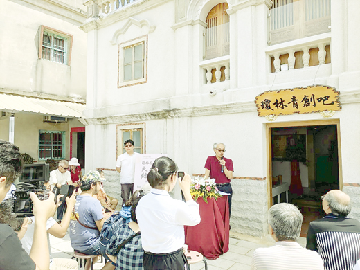 大木結構展六日開幕時吸引鄉親前往聆聽，本周日的講座將分享木作工法。（文化局提供）