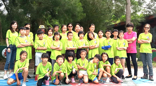 「愛上大自然--螢火蟲生態夏令營」帶25位學童了解螢火蟲復育及保育工作的重要。（林務所提供、陳麗妤攝）