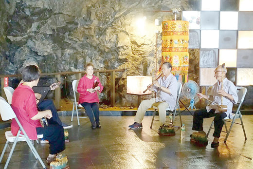 烈嶼群聲南樂社首次與金管處合作以九宮坑道（金管處烈嶼遊客中心）為表演地點，讓聽眾體驗天然音場魅力。（許加泰攝）