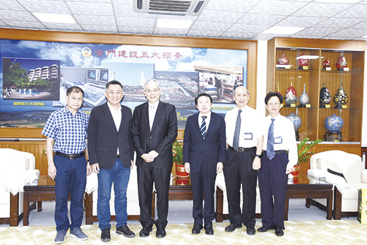 台北榮民總醫院副院長陳威明(左三)昨拜會縣長楊鎮浯(左二),就金門醫院的發展走向和醫療在地深耕計畫交換意見,期待金門與北榮的醫療合作共創雙贏。(翁維智攝)
