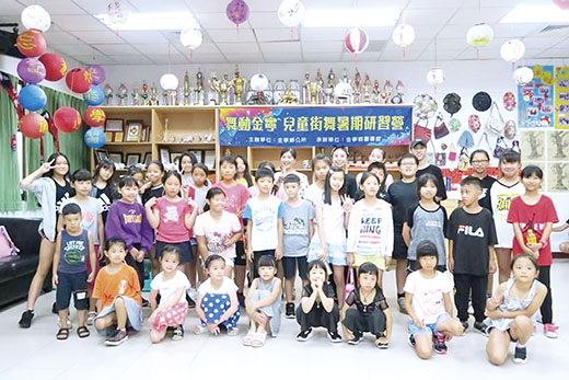 金寧鄉公所主辦兒童街舞暑期研習營，於公所四樓樂齡教室正式開跳。
（李金鎗攝）