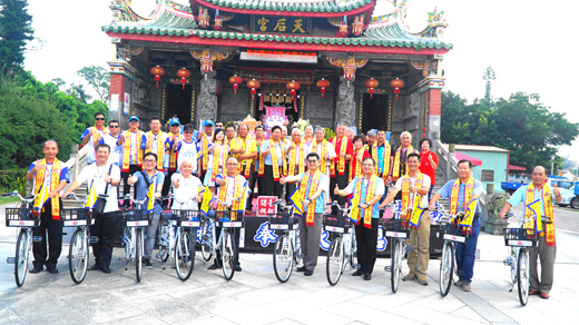 新港奉天宮「騎福金門」活動前夕，各界持香向媽祖祝禱。（許峻魁攝）