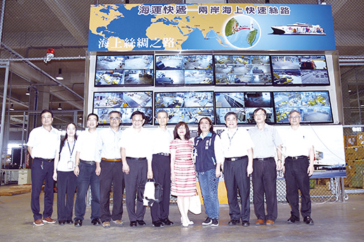 立委陳玉珍考察台北港,希望藉掌握全球電子商務蓬勃發展契機,積極推動金門成為兩岸跨境物流轉運中心。(立委陳玉珍國會辦公室提供)