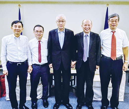 中華金門同鄉會暨金馬澎離島聯盟主席黃獻平(左二)昨拜會國民黨主席吳敦義,建議成立「離島委員會」。(中華金門同鄉會暨金馬澎離島聯盟提供)