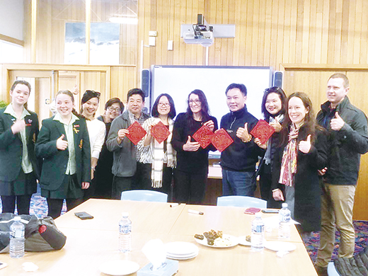金門縣一○八年度國民中學學生國際教育暨交流活動澳洲塔斯團,在縣府參議陳金增帶領到澳洲塔斯馬尼亞中學交流情形。(參議陳金增提供)