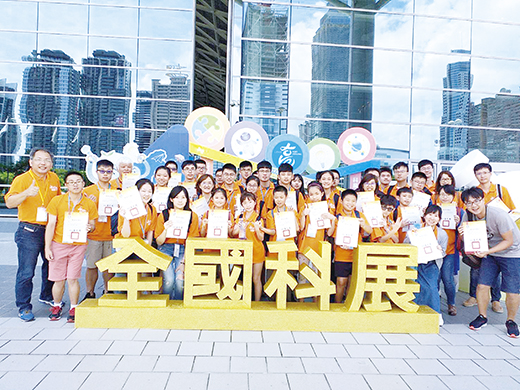 金門學子跨海赴台參加第五十九屆全國中小學科展勇奪佳績,開心在高雄展覽館前合影。(教育處提供)