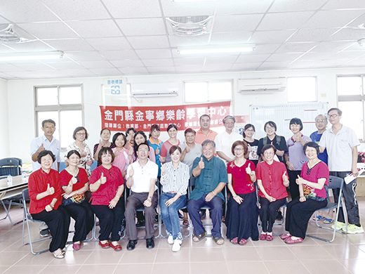 金寧鄉樂齡學習中心在榜林村社區辦理「民俗傳統文化傳承-鎮風擋煞-風獅爺鑰匙圈DIY」活動。(李金鎗攝)