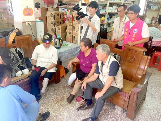 北榮身障輔具重建中心服務團隊來到金門進行「身障輔具檢測維修巡迴服務」。(金門榮服處提供)
