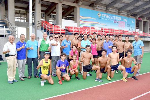 陳大鵬、王先振與李尚傑探訪來金移地訓練的台體大中長跑選手。（莊煥寧攝）