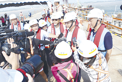 交通部長林佳龍昨表示擴大秋冬國民旅遊獎勵計劃，前往離島旅遊住宿可再加碼一千元，鼓勵大家到金門離島一遊。（楊水詠攝）