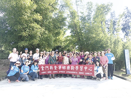 金寧鄉樂齡學習中心研習之旅,由李煜翔課長帶領長者走訪植物園、船型堡等多處景點。(李金鎗攝)