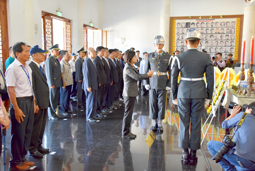 總統蔡英文昨日前往太武山忠烈祠，向英勇殉國的將士們上香、獻花。（陳冠霖攝）