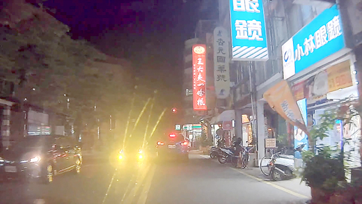 網友貼出照片指某車隨意開啟超亮霧燈影響對向來車。(翻攝臉書)
