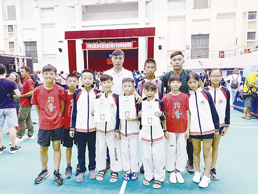 中華民國第二十六屆全國少年跆拳道錦標賽在臺南市新營體育館舉辦，金門縣由教練李錫添帶領十位選手（七男三女）參賽。（李錫添提供）
