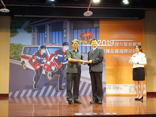 金門縣消防局榮獲團體分組金質獎最高殊榮之獎項，副局長王世祿（左）赴台領獎。（消防局提供）