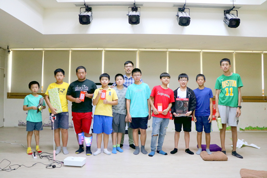 金門縣兒童及少年福利服務中心辦理「第一屆兒少中心風雲爭霸電競比賽」,計有24位個人及6組團隊選手參賽,以兒少最夯的手遊進行對戰,競賽同時也宣導預防網路成癮。(金門縣兒童及少年福利服務中心提供)