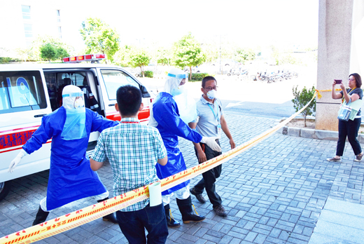 金門醫院舉行「伊波拉病毒感染個案收治及清空演習」。（陳冠霖攝）