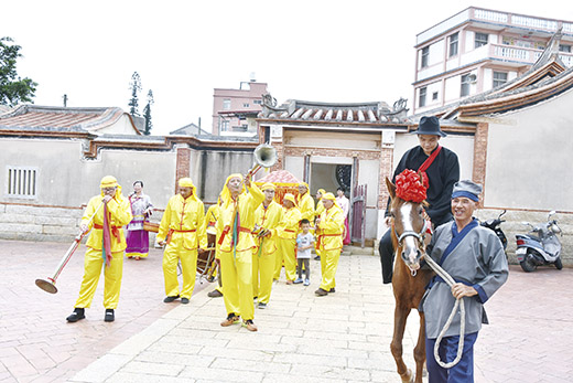 古蹟日活動以實境行動劇表現傳統婚禮的過程，圖為新郎騎著馬、帶著一眾鼓吹隊迎娶新娘。（詹宗翰攝）