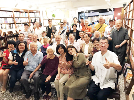 金門人渡海經營,有「鄉愁書店」之譽的胡思二手書店慶成立17周年及南西店開幕:與會鄉親、藝文嘉賓合影。 (吳信堅攝影提供)